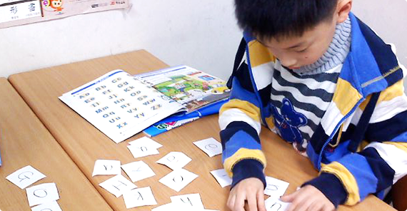 영어 알파벳 배우는 아이